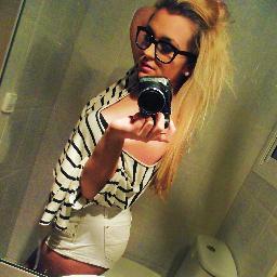 sandrusky_13's profile picture. Una persona que ríe a diario no es porque siempre le vaya bien, sino porque aprendió que debe sonreír en las buenas y en las malas. @PrinceKarethPR