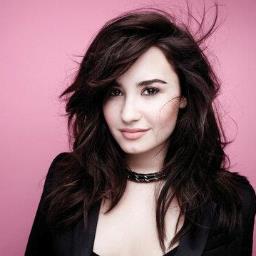 Bridgit Mendler,Demi Lovato,Miley Cyrus,Emily osment benim en değerlilerim.Ayrıca Rihanna,Kesha,Avril Lavigne de fovorilerimden.Justin Bieber'ı çok seviyorum.