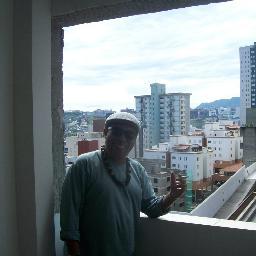 Poeta, compositor e produtor cultural, nasceu na cidade de Jequitinhonha.