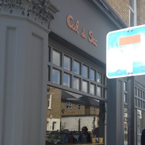 French café in West Norwood serving home-made sweet and savoury cakes baked daily, pastries, gluten-free breads and great coffee. 2 Knights Hill, SE27.