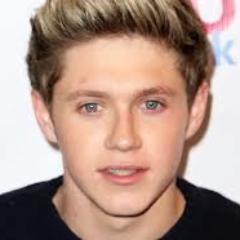 Hi (: \\Sarah\\ I'm an Italian Directioner/Belieber; I love they, and my dream is to meet them, if only for five seconds ♥