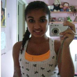 Aquela que deixou de acrediitar em contos de fadas ~~ Mas que ainda acredita num final felliz..¨