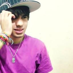 ' Nαo ligo que me olhem dα cαbeçα αos pés .. Porque nuncα fαrαo minhα cαbeçα e nuncα chegαrαo αos meus pés! #Bob Mαrley