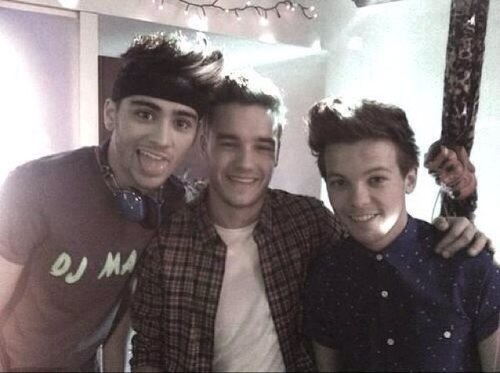 PLEASE FOLLOW MY BEST FRIEND @tomlinwot SO SHE CAN REACH HER GOAL LIAM FOLLOWS HER SO WHAT ARE YOU WAITING FOR