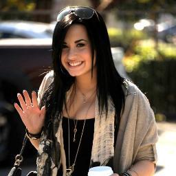 Eu amo @ddlovato | Siga @Uma_Alineh e @SraMaldonado_