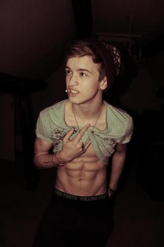 itscalledyes's profile picture. 