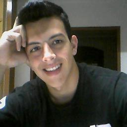 gaúcho, gremista; 18 anos, estudante de psicologia na PUC-RS.
