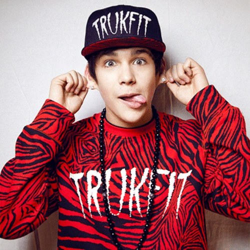 If you arent going to support Austin through thick and thin, please leave. WE ARE SO PROUD OF YOU AUSTIN (swapped U.N with @yourbabetayla) 
OLD MAHOMIE