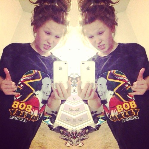 Hi.!(: The names Kelsey. 17 years young;D. Follow me. I follow back! Want to know more?! Just DM me.!!(: