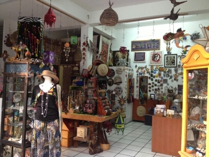 Bazar de artesanías mexicanas e internacionales, selección de textiles joyería en plata y minerales del mundo. Se elaboran piezas sobre diseño.