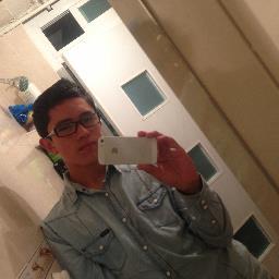 Pues me encanta el fut le voy al AME
me encanta SKRILLEX,hago ejercicio,soy administrador de pags de FB 
Y TENGO CUADROS!! xD .
