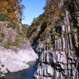 清津峡 谷の入り口「 地酒おみやけ、山野草、染織工房 」店内からは時折 機を織る音が聞こえてくる。楽しい村のみやげ屋 笹小舎です。　清津峡情報