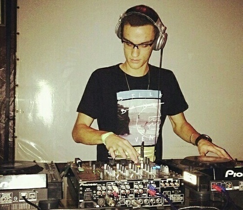 Tauriano, 18 anos, Dj , Universitário, Estudante de Arquitetura e Urbanismo