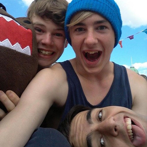 Hello :) im kane marsden from bradford im 17 and i love tricking and music i like making videos too