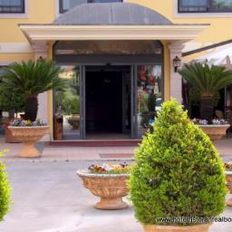 L’Hotel al Boschetto è situato a soli 600 mt dall’uscita di Cassino (A1) ed offre il servizio Ristorante,Meeting,Parcheggio ed 82 Camere con tutti i comfort.