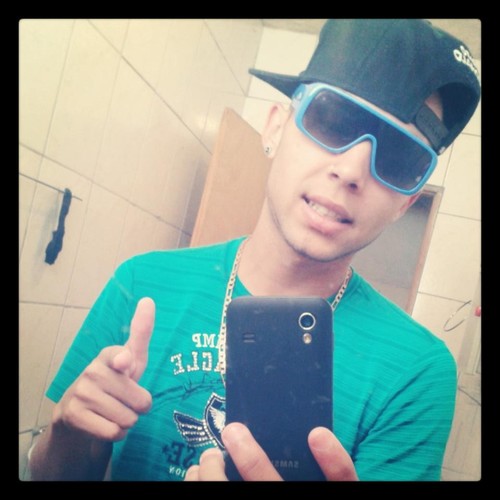 mii adota ? 19 anos, solteiro,beijo muito beem :-* ee tii levo café na vama rsrsrs iae mii adota ?? :3