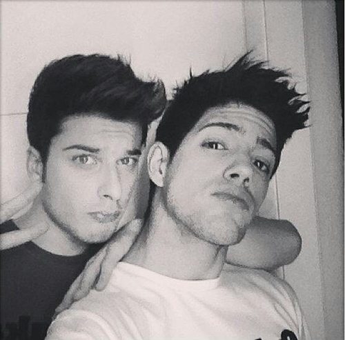 13.Loca yo? Si, por AURYN.Chiquitita y pastelita si tengo que elegir.Son lo mejor que me ha pasado en la vida.Les amo taaanto.. AURYNER ∞ // Rox :)