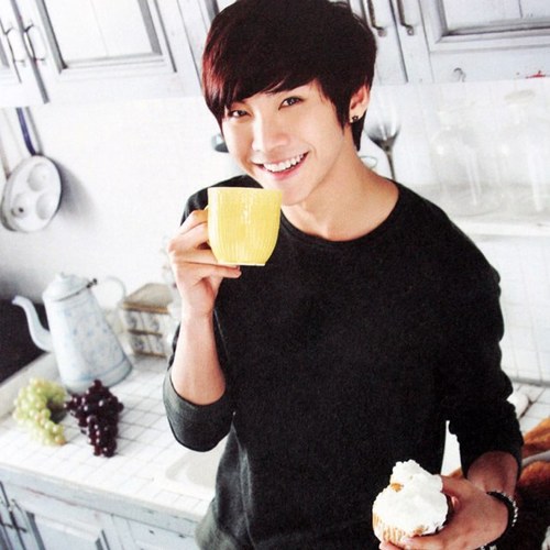 ผมบอทซงซึงฮยอนนะครับ ^^~ ผมชอบเล่นมุกแป้ก -..-และน่ารักมากฮ่ะ 55 ไม่ต้องฟอลผมก็ได้ ผมเคารพในสิทธิส่วนตัว แค่ลองเข้ามาคุยกับผมแล้วคุณจะติดใจ ;P
