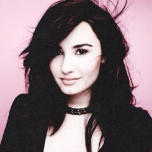 Um lema : Stay Strong / Um hino : Skyscraper /Minha vida : Demi Lovato  Belieber & Lovatic