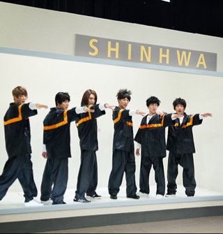 신화컴페니 
SHINHWA KOMPENI 
Unnofficial PARODY Twitter 

EMun 
Li Minu 
Kim Wawan 
Shin Hecung 
OmJun 
Endi 

Official Account ▻ @ShinhwaCompany