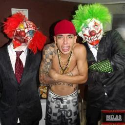 É Q no circo do vilão , não tem animais nem trampolim , é só palhaço tenebroso Q da risada assim ; HAHA ' HAHA' ♪♫ '
