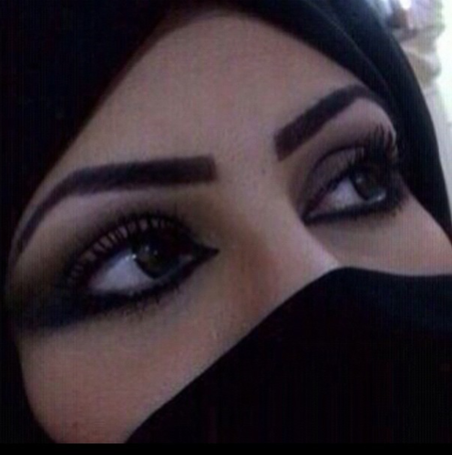 مهره بجنون احسااسهاا هيبة شيووخ .. تحب لكن بالعقل والركاده .. ماهيب حياالله تحب أي مطنووخ .. من صغرهاا ماتعشق إلا السيااده