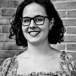 Laureata in #semiotica. Scrivo su @Semiobo, superando i 140 caratteri, tra curiosità e passione per #comunicazione #pubblicità #marketing #social media