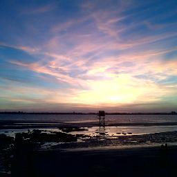 Né d'une douceur. Spontané, intuitif, diffusé comme un message; comme un peu d'air qui nous emmène entre ciel et mer.