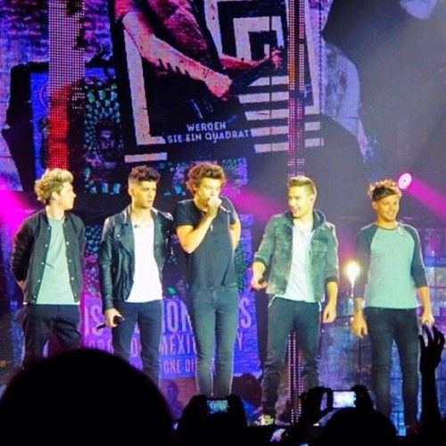 We're 2 girls who LOVE One Direction We help Directioners get noticed by 1D ~ 0/5 :D We Follow Back xx