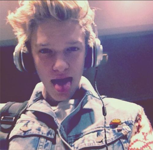 PimpassCody's profile picture. Im the surfer type.