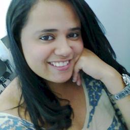 Sou uma típica cânceriana, romântica, carismática, dramatica, carinhosa, chata, teimosa, divertida e muitooo social... Apaixonada pela vida, família e Mômo..