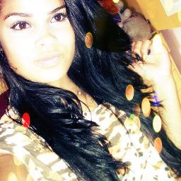 ⊱✿◕‿◕✿⊰  Debaixo da maquiagem e por trás desse meu sorriso, eu sou apenas uma menina que deseja o mundo.♚♛