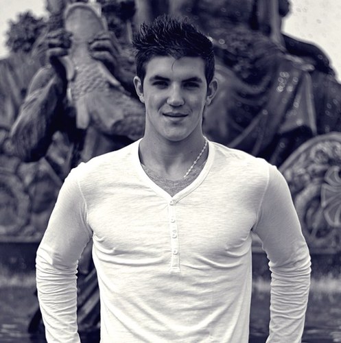 maelambert2994's profile picture. 