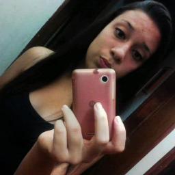 Simples, confiante, sempre pensando o melhor das pessoas e de mim, sincera, muito tímida mais sempre verdadeira, deixo meus sentimentos e coração me levar.