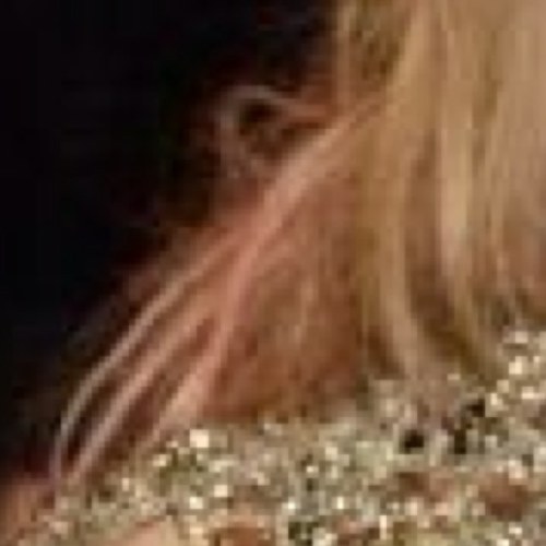 Yeah im a pink streak of hair on taylors head