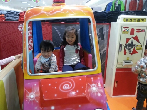 이쁜 8살 미니공주와 개구쟁이 4살 재니왕자를 키우는 아이바보 엄마입니다.