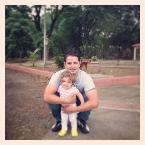 Bahieño de corazón, amante del tiempo de calidad en familia.