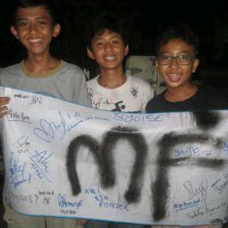 tiga pemuda idiot yang seksi + kece! stay cool , keep solid , moga aja forever ;)
(kami tidak diikuti, tetapi kami mengikuti)