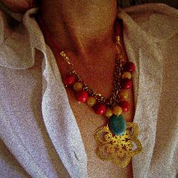 Arquitecta, diseñadora de joyería artesanal