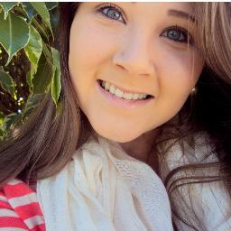 Toda mulher leva um sorriso no rosto e mil segredos no coração.