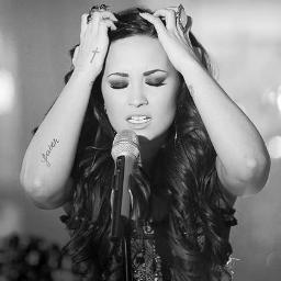 “Siete stati la luce nel periodo più buoi della mia vita”. **

-ddlovato #staystrong