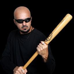 Blogueiro, publicitário, radialista, escritor, poeta, vocalista da banda de rock Januários e torcedor do Sport Recife.