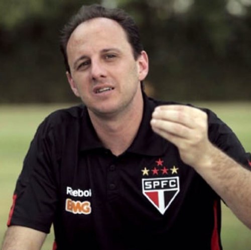 72 anos, ex goleiro do São Paulo FC.