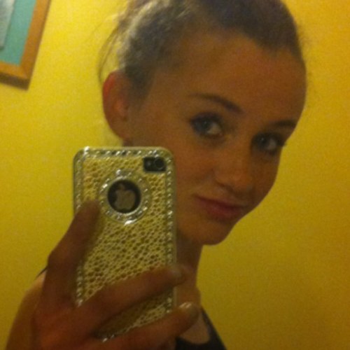 Heyy this is me leah and im funny and beautiful hah the full package xx
