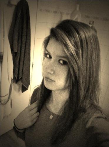 Grande, brune, yeux marron