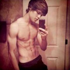 Moi c'est Mathieu, 15 ans, un peu fou mais adorable dans le fond, follow moi, je follow back :)