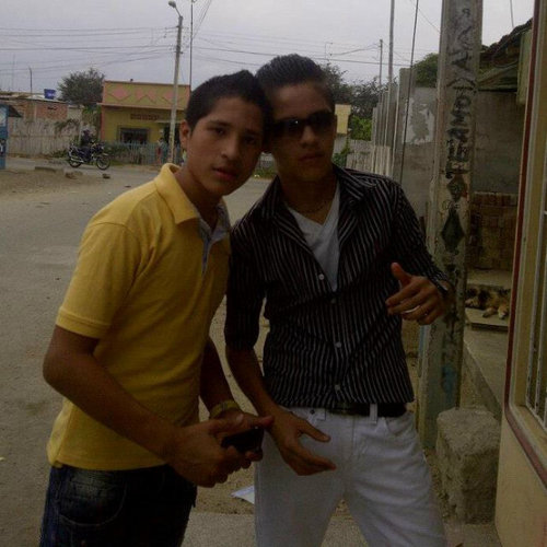 Soy una persona normal solo k me gusta la lokura de diversion y soy guitarrista y estoy muy orgulloso