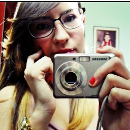 • 'Biografia {?}
~ α gαrotiinhα imperfeitα,
αqeelα qeê chorα de dor,
αqeelα qeê ja sofreu poor αmor,
αqeelα qe sαbe se αrrepender ;D