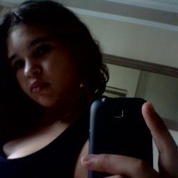 branca, olhos castanhos, cabelos castanhos, 160 de altura nem magra e nem gorda, etc...
