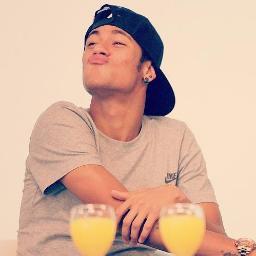Sofri, ainda sofro, Lutei, E VOU CONTINUAR, desistir JAMAIS pq não foi isso que vc me ensinou!!! @neymarjr ♥
         12/12/12